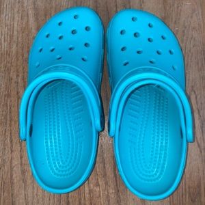 Unisex Turquoise crocs !!